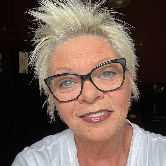 Meet your Posher, Melissa - Picture 1 of 12